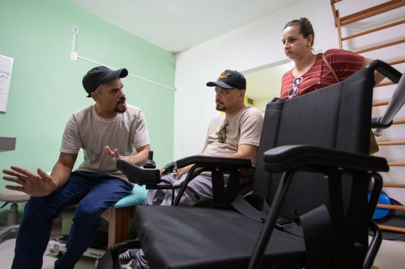 Prefeitura de Volta Redonda entrega cadeiras de rodas motorizadas a 12 pacientes com deficiência