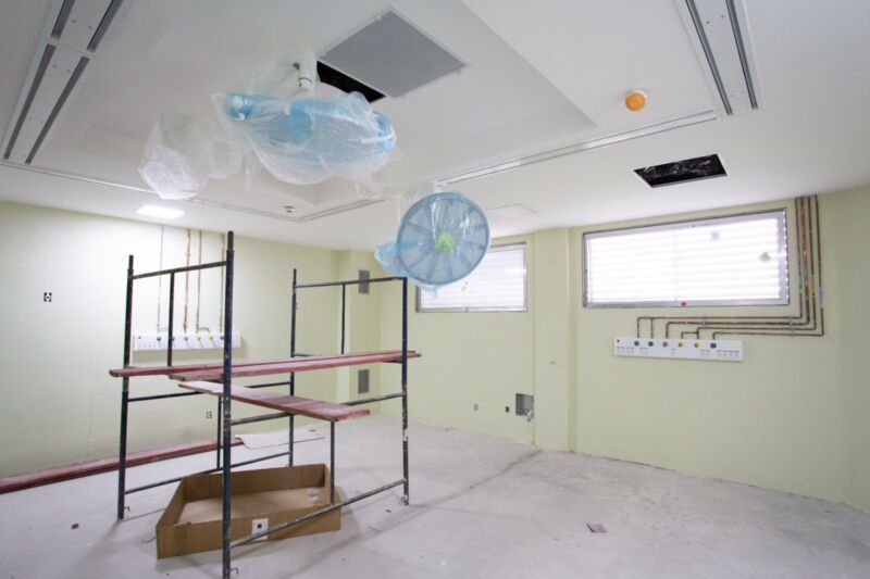 Primeiro equipamento do novo centro cirúrgico do Hospital São João Batista, em Volta Redonda, é instalado