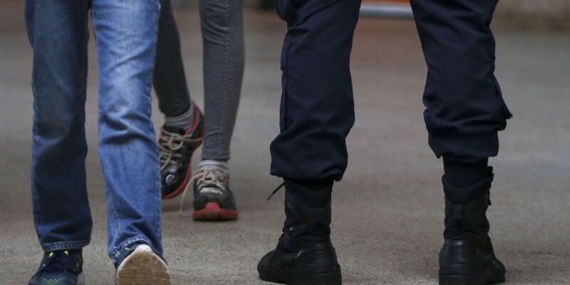 Alunos de escola no DF são “punidos” com flexão e PMs são afastados