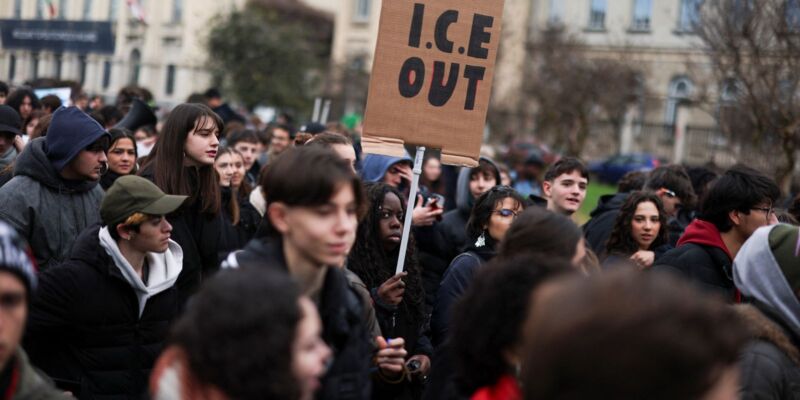 Protestos contra ICE ocorrem em Milão antes da abertura da Olimpíada