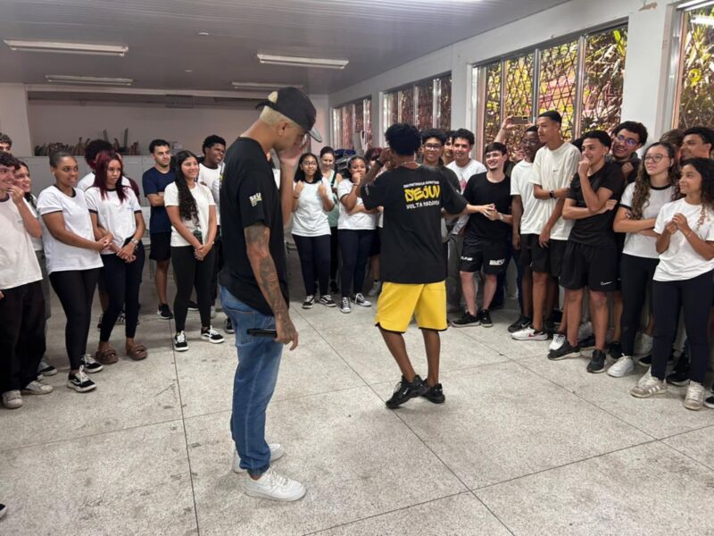 Conexão Consciente: Secretaria da Juventude de Volta Redonda leva diálogo e música a estudantes do Colégio Estadual Rio de Janeiro