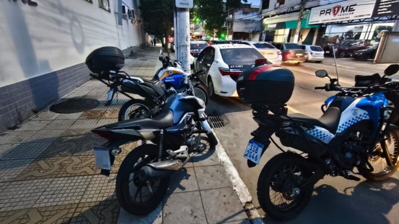 Homem é preso após empinar motocicleta e fugir de abordagem em Volta Redonda