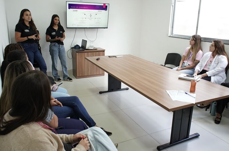 Policlínica da Mulher de Volta Redonda sedia palestra para ampliar atendimento humanizado e proteção às mulheres em situação de violência