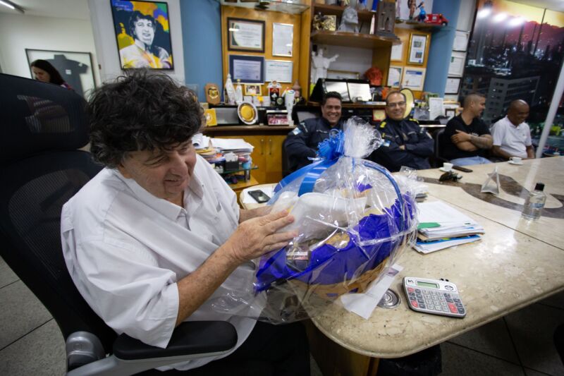 Volta Redonda: prefeito Neto recebe homenagem da Polícia Militar