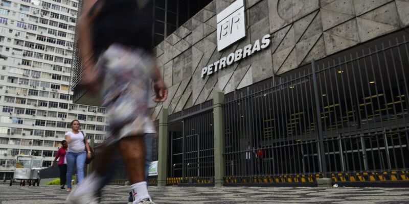 Petrobras diz entregar todo o combustível produzido nas refinarias
