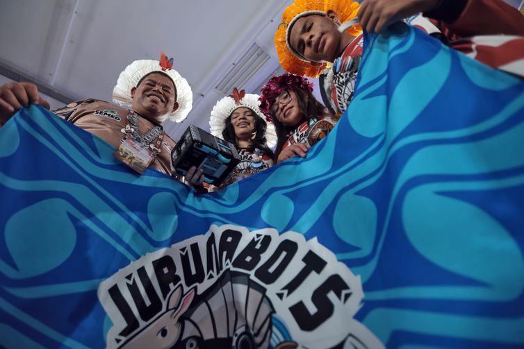 São Paulo (SP), 05/03/2026 - Equipe de indígenas Jurinabots do Pará, na abertura do Festival SESI de Educação e Campeonato Nacional de Robótica, no prédio da Bienal de São Paulo. Foto: Paulo Pinto/Agencia Brasil