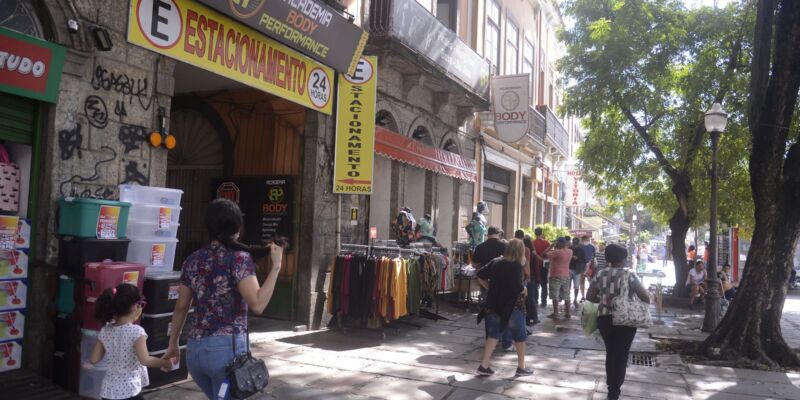 Vendas no comércio crescem 0,4% em janeiro e igualam patamar recorde