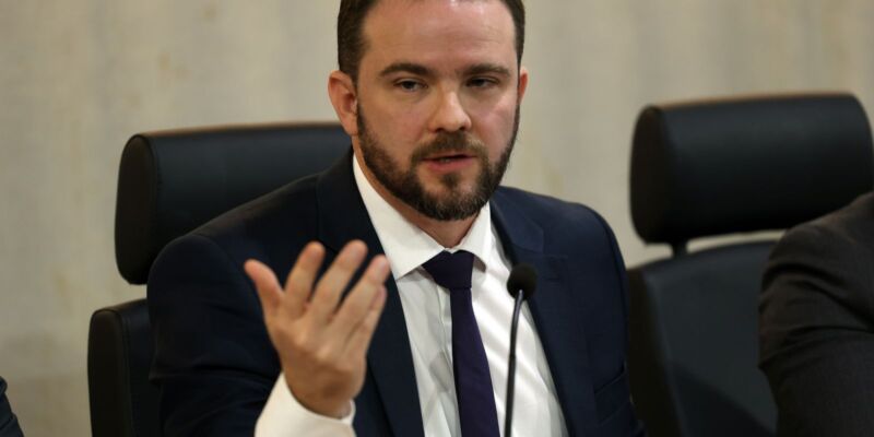 Governo eleva imposto do cigarro para bancar querosene e biodiesel