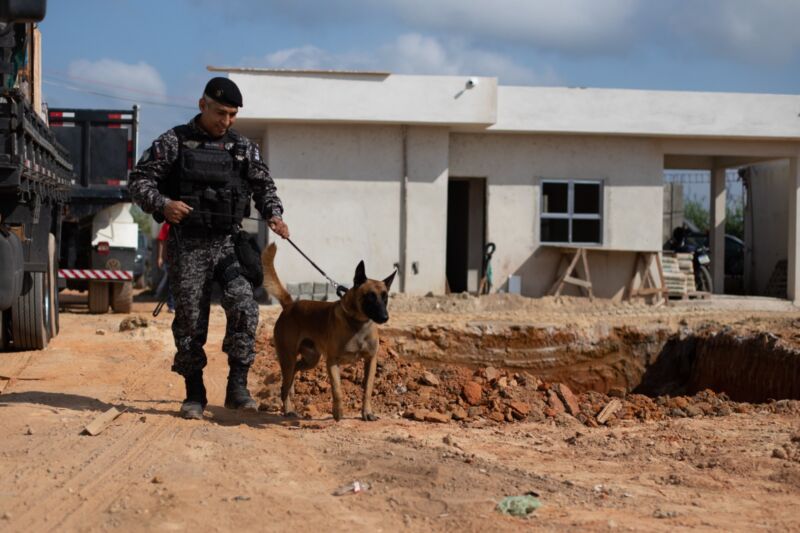Cão-herói do BAC ‘vistoria’ obras da nova unidade em Volta Redonda