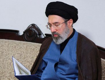 Reuters/Supreme Leader/WANA/Proibida reprodução FILE PHOTO: Mojtaba Khamenei, the second son of Iran's Supreme Leader Ayatollah Ali Khamenei, visits Hezbollah's office in Tehran, Iran, October 1, 2024. Office of the Iranian Supreme Leader/WANA (West Asia News Agency)/Handout via REUTERS/File Photo ATTENTION EDITORS - THIS PICTURE WAS PROVIDED BY A THIRD PARTY. THIS PICTURE WAS PROCESSED BY REUTERS TO ENHANCE QUALITY. AN UNPROCESSED VERSION HAS BEEN PROVIDED SEPARATELY. TPX IMAGES OF THE DAY