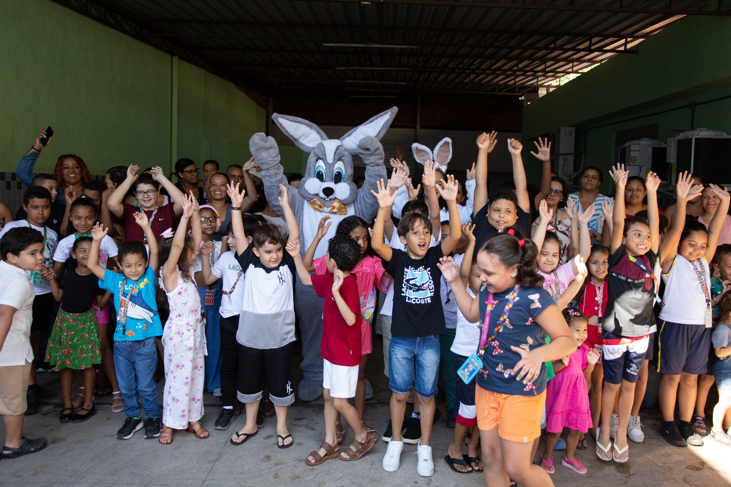 Coelhinho da Páscoa visita crianças do Laço Azul e transforma a manhã em alegria e afeto em Volta Redonda