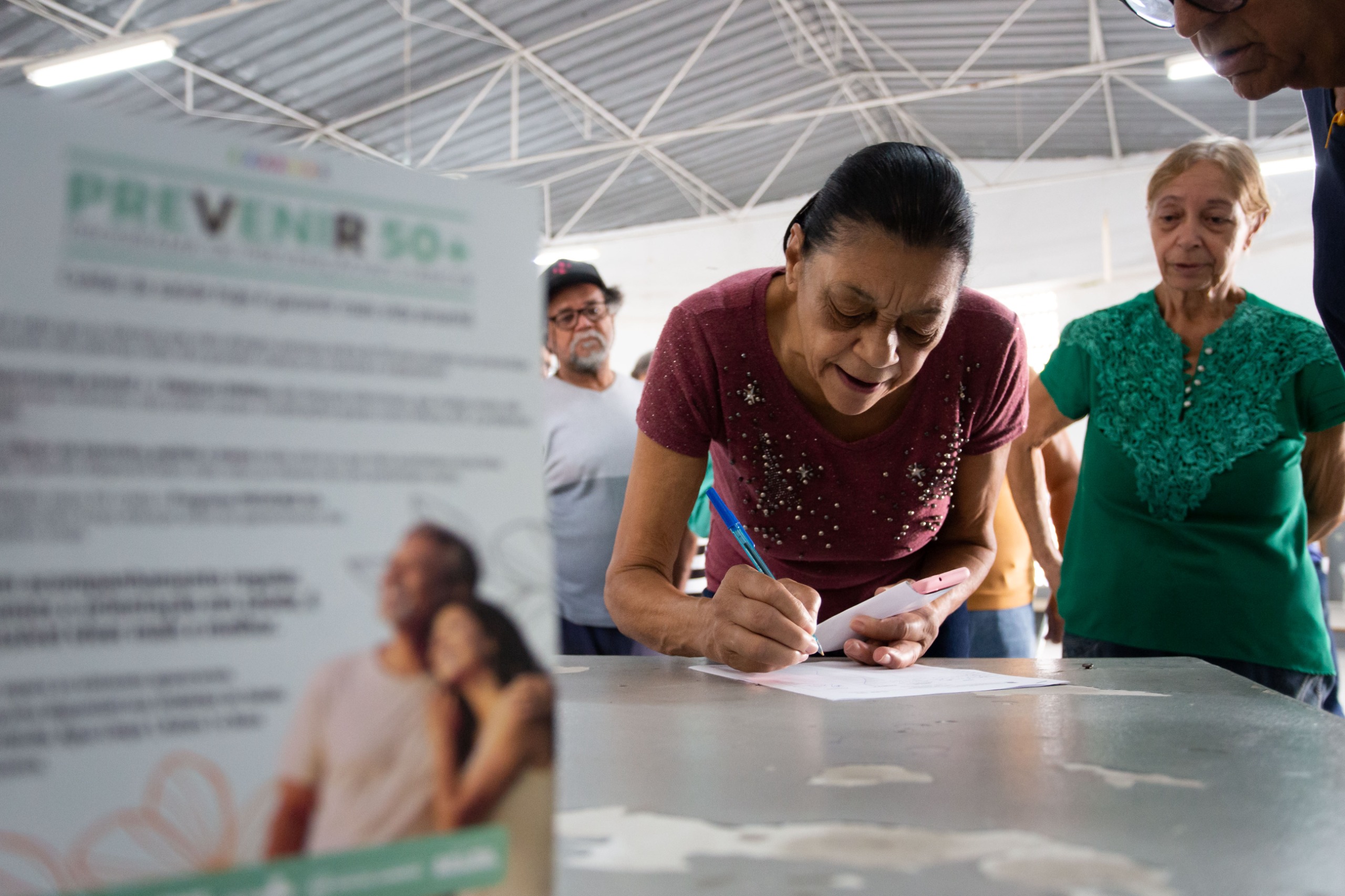 Equipe da Linha de Atenção Oncológica de Volta Redonda divulga Prevenir 50+ no Siderlândia