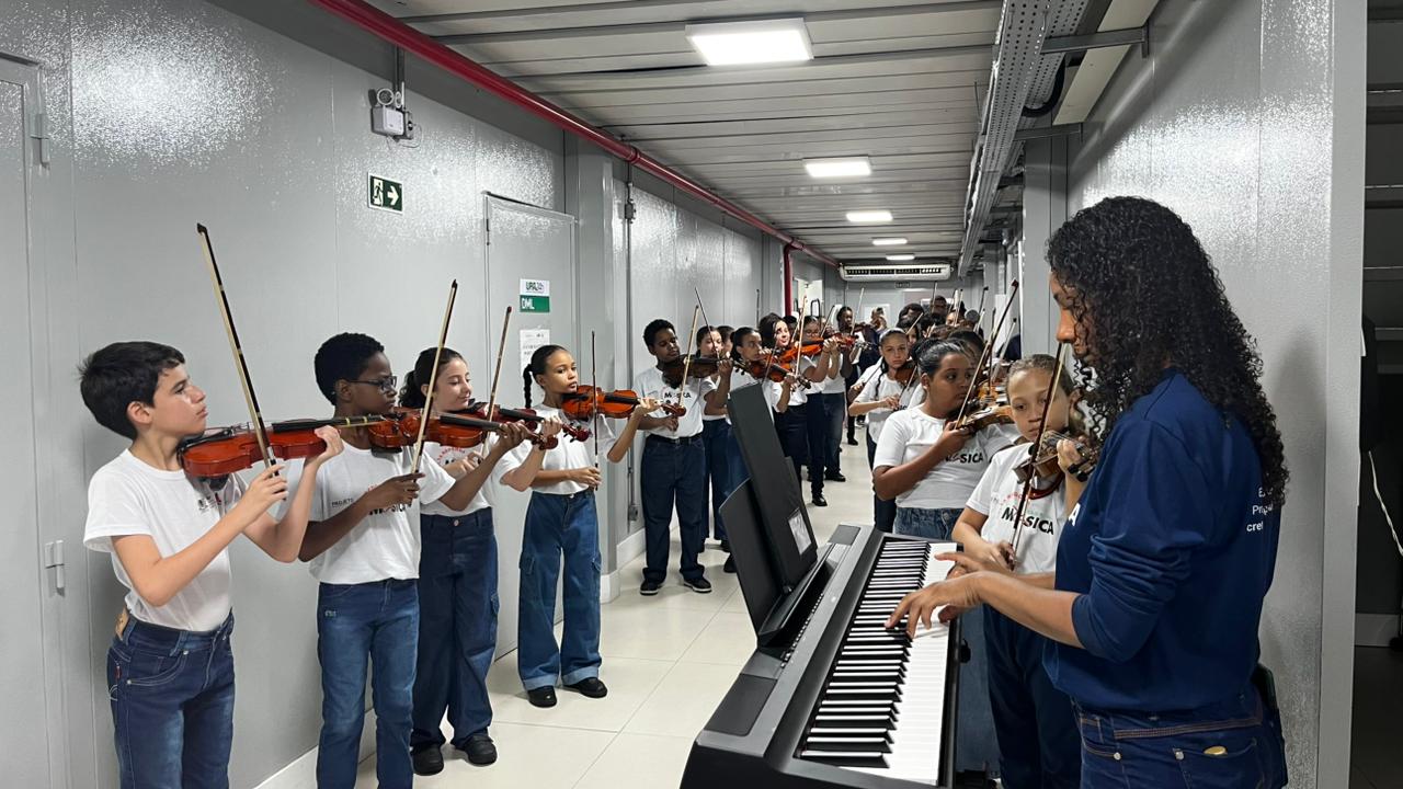 Pacientes da UPA curtem cantata de Páscoa com alunos do projeto Volta Redonda Cidade da Música