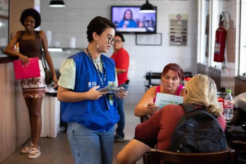 Prefeitura de Volta Redonda realiza ação de conscientização no comércio sobre atendimento à população em situação de rua