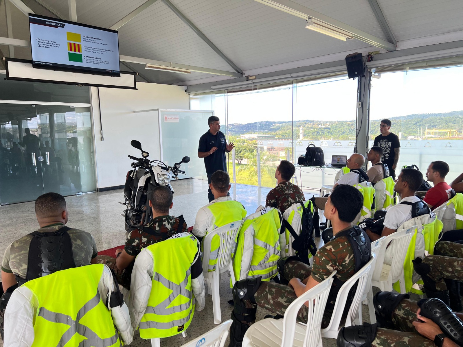 Servidor da Ordem Pública de Volta Redonda capacita militares do Exército em curso de batedor de moto, em Minas Gerais