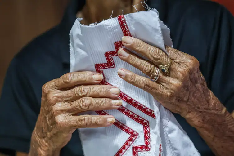 Soure (PA), 09/010/2025 - A bordadeira Maria da Cruz mostra o pequeno ateliê onde produz peças reconhecidas nacionalmente. Foto: Marcelo Camargo/Agência Brasil