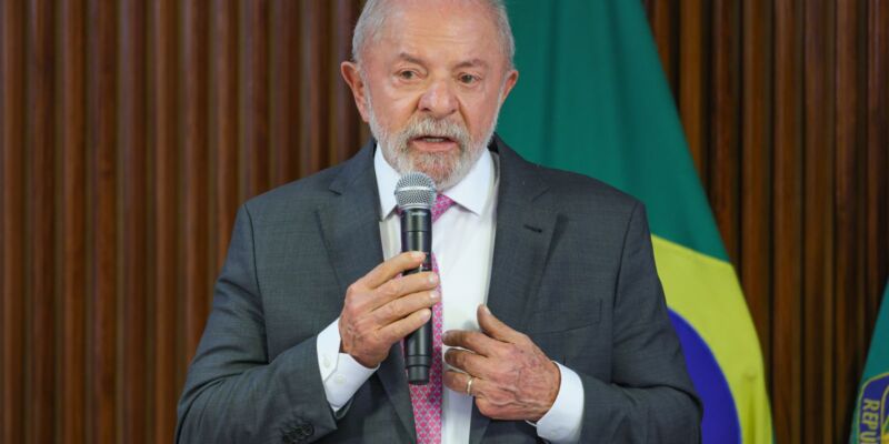 Lula diz que país não precisa de escola cívico-militar na educação