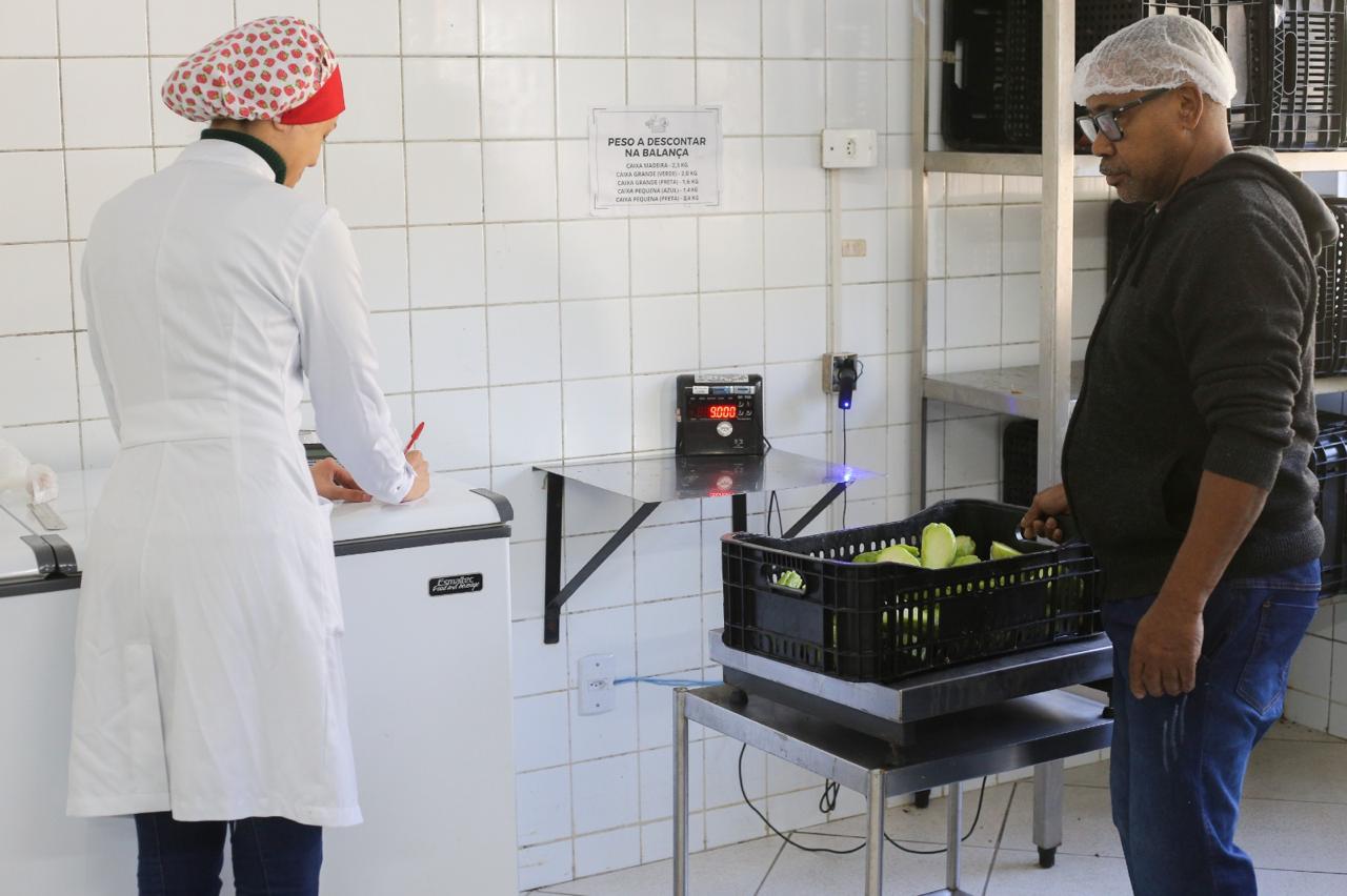 Alimentos que seriam descartados ajudam a transformar vidas em Volta Redonda