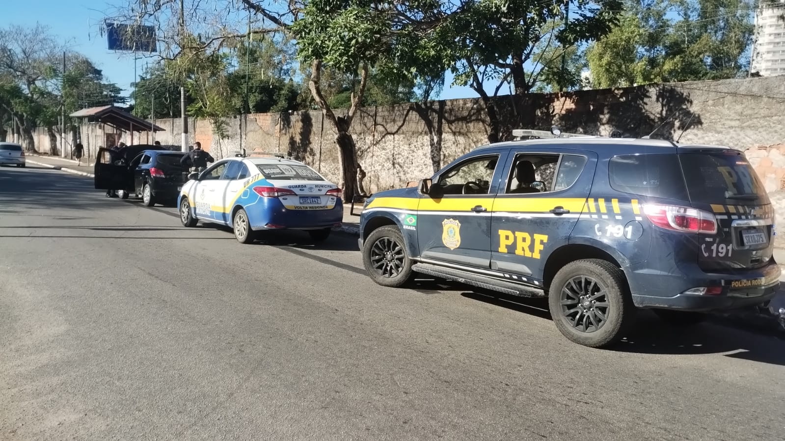 Guarda Municipal e PRF recuperam carro clonado e prendem suspeito em Volta Redonda