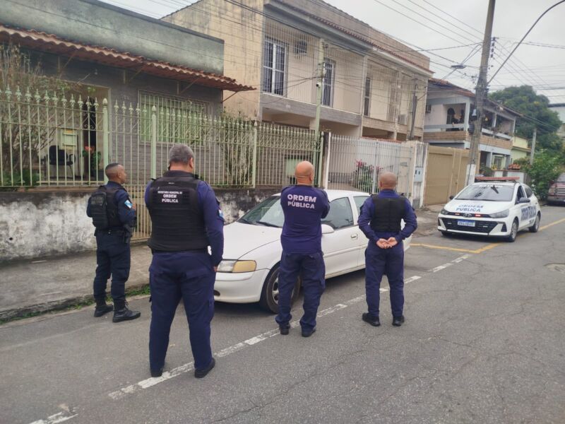 Guarda Municipal prOrdem Pública de Volta Redonda recupera carro furtado em menos de 24 horas após o crimeende suspeito de tentar roubar carro após monitoramento e cerco em Volta Redonda