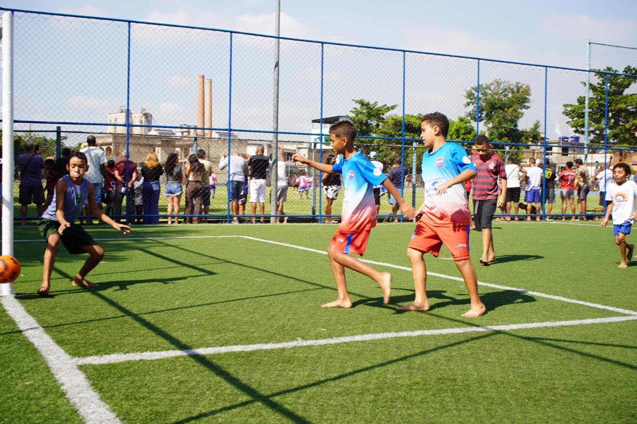 Prefeitura de Volta Redonda entrega revitalização do campo de futebol e praça de lazer do Siderlândia