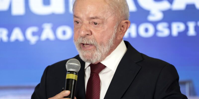Lula assina MP e zera "taxa das blusinhas"