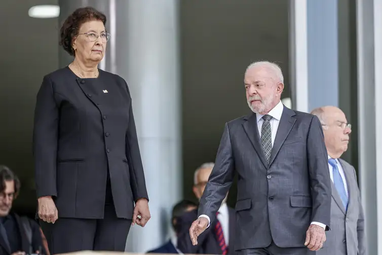 Fabio Rodrigues-Pozzebom/Agência Brasil Brasília (DF), 28/05/2026 - O presidente Luiz Inácio Lula da Silva (d) recebe a presidente do Suriname, Jennifer Geerlings-Simons (e), em cerimônia oficial de boas-vindas, no Palácio do Planalto.
Foto: Fabio Rodrigues-Pozzebom/Agência Brasil