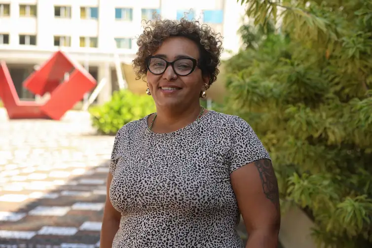 Rio de Janeiro, 30/04/2026 – A professora da Universidade Federal do Rio de Janeiro (UFRJ), Cibele Henriques posa para foto no centro do Rio Janeiro. Foto: Tomaz Silva/Agência Brasil