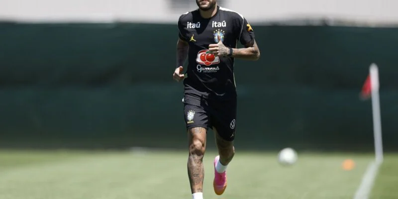 Neymar volta a treinar com a seleção a 2 dias do jogo contra o Haiti