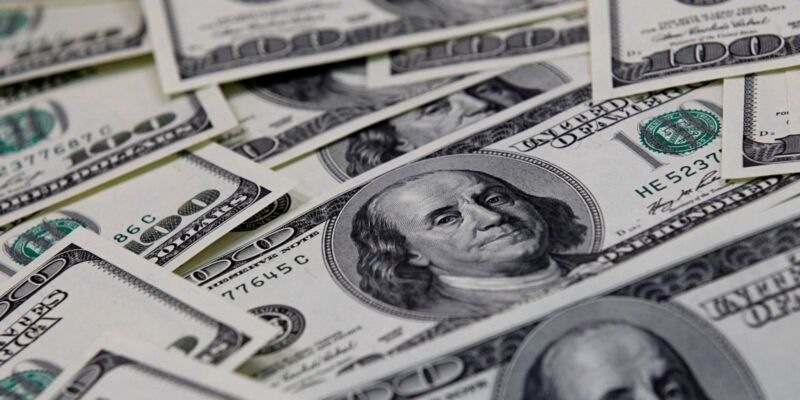 Bolsa cai 2,22%, e dólar volta a subir acima de R$ 5,06