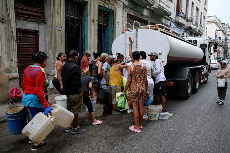 Reuters/Norlys Perez/Proibida reprodução Pessoas se reúnem para pegar água em caminhão-pipa em Havana
19/03/2026 REUTERS/Norlys Perez