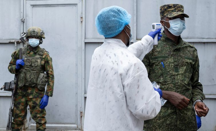 Arlette Bashizi A health worker takes the temperature of an M23 rebel at the entrance to the Rodolphe Merieux Laboratory, National Biomedical Research Institute (INRB), where samples from suspected Ebola cases are examined, as part of the response to the epidemic in Goma, North Kivu province of the Democratic Republic of Congo, May 19, 2026. REUTERS/Arlette Bashizi