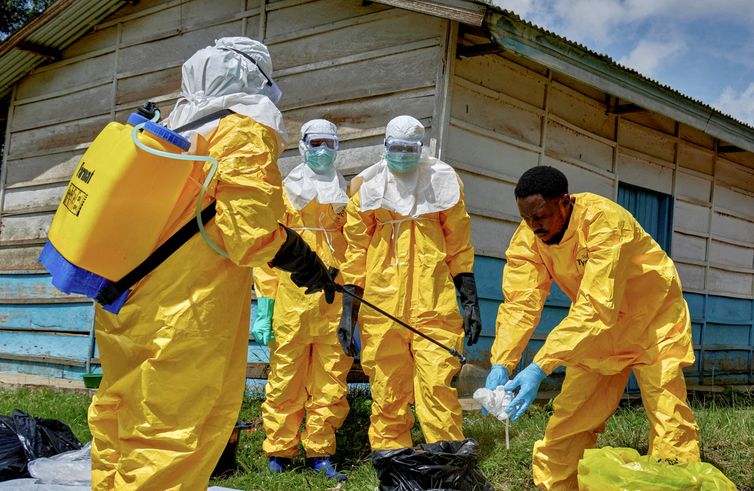 Reuters/Gradel Muyisa Mumbere/Proibida reprodução Red Cross workers disinfect after handling the body of a person who died of Ebola, as aid agencies intensify efforts to contain a new Ebola outbreak involving the Bundibugyo strain, at the Centre Medical Evangelique (CME) in Hoho commune of Bunia, Ituri province, Democratic Republic of Congo, May 21, 2026. REUTERS/Gradel Muyisa Mumbere TPX IMAGES OF THE DAY