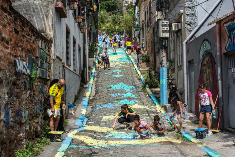 Thiago Nunes/Divulgação Rio de Janeiro (RJ), 12/06/2026 - Moradores fazem pintura na Rua Capiberibe para os jogos da Copa do Mundo de Futebol 2026. Foto: Thiago Nunes/Divulgação