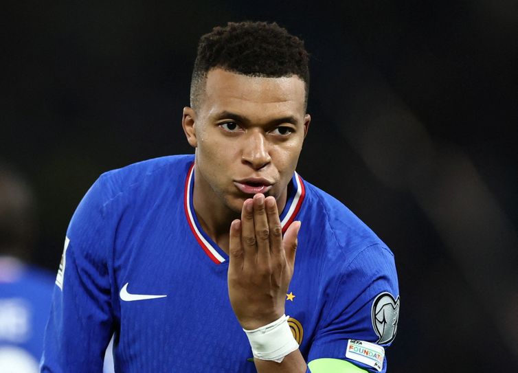 REUTERS/Stephane Mahe/ Proibido reprodução Kylian Mbappe, da França, em comemoração de gol
13 de novembro de 2025
REUTERS/Stephane Mahe/File Photo