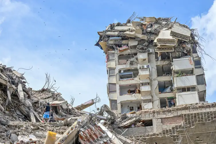 People search for casualties amid the rubble of collapsed buildings, in the aftermath of earthquakes in La Guaira, Venezuela, June 25, 2026. REUTERS/Maxwell Briceno      TPX IMAGES OF THE DAY