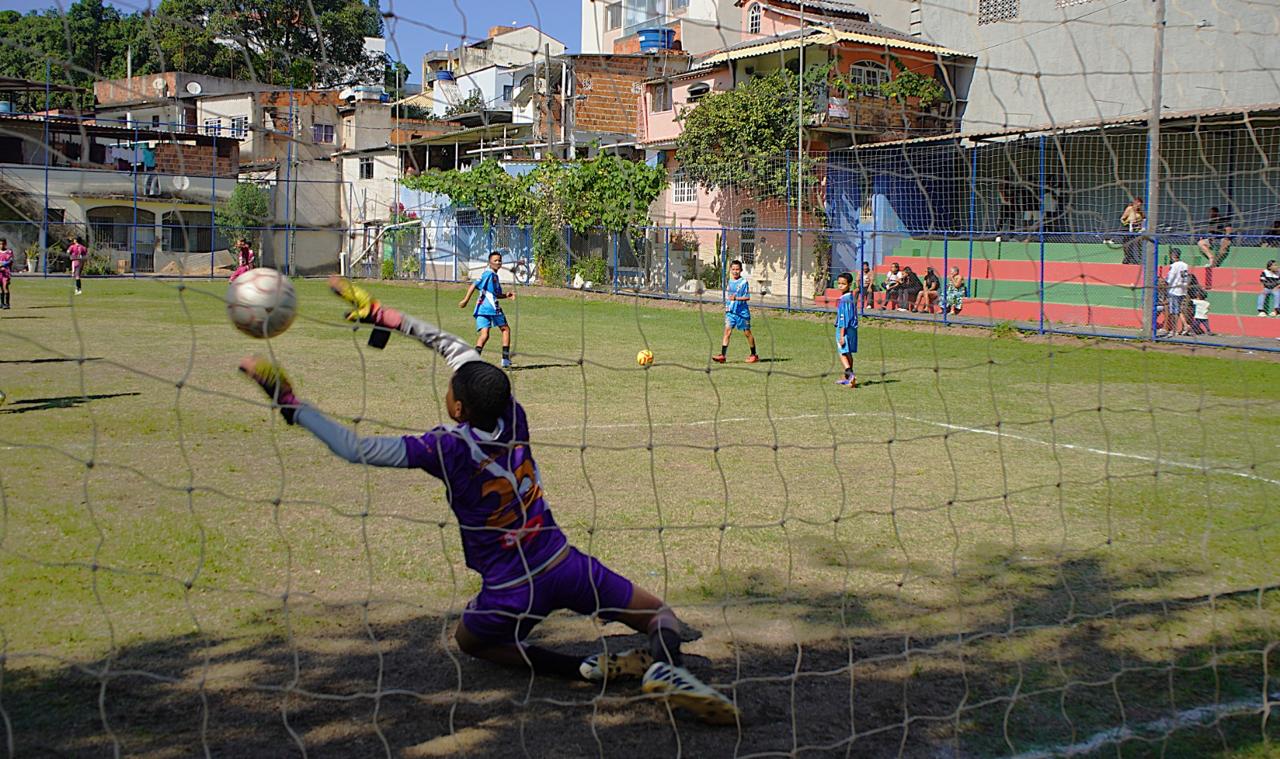 Prefeitura de Volta Redonda revitaliza campo de futebol e inaugura nova área gourmet no bairro Monte Castelo