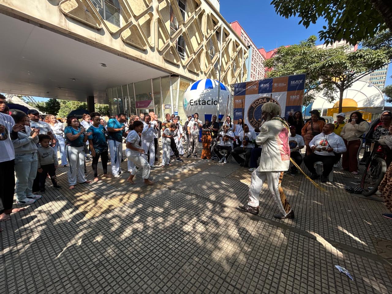 Secretaria da Juventude de Volta Redonda promove ação social e cultural embaixo da Biblioteca Municipal