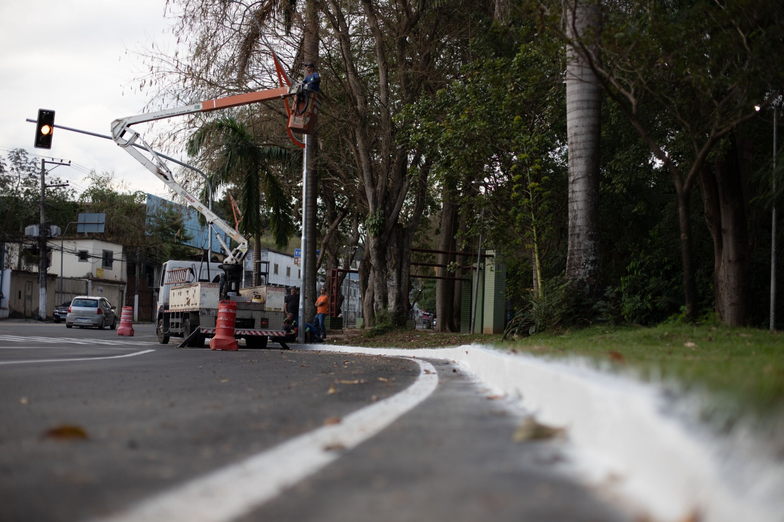Volta Redonda inicia revitalização da iluminação da Avenida Beira-Rio