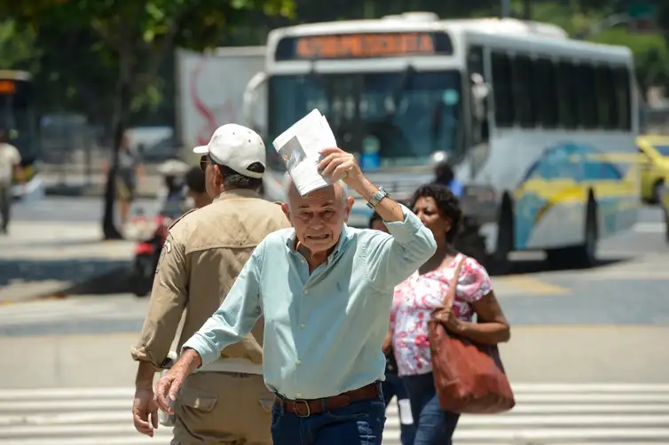 Tomaz Silva/Agência Brasil Rio de Janeiro (RJ), 14/11/2023 – População enfrenta forte onda de calor no Rio de Janeiro. Foto: Tomaz Silva/Agência Brasil