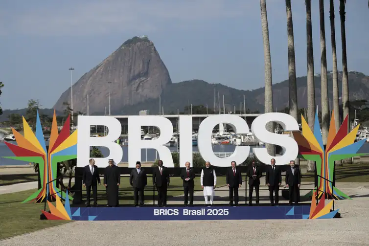 Joédson Alves/Agência Brasil Rio de Janeiro (RJ), 06/07/2025 - Foto ofical do Brics com seus membros.
Da esquerda para direita:
Minister Sergei Lavrov (Rússia),
Khaled bin Mohamed Al Nahyan (Emirados),
Prabowo Subianto (Indonésia)
Cyril Ramaphosa (África do sul)
Luiz Inácio Lula da Silva (Brasil)
Primeiro ministro, Narendra Modi (Índia)
Premier Li Qiang (China)
Abiy Ahmed (Etiópia)
Mostafa Madbouly (Egito)
Abbas Araghchi (Irã)
Foto: Joédson Alves/Agência Brasil