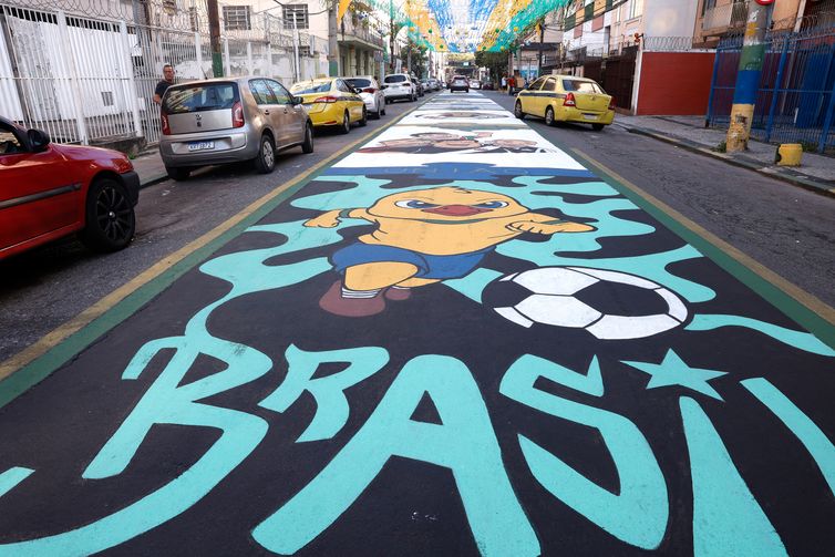 Tânia Rêgo/Agência Brasil Rio de Janeiro (RJ), 09/06/2026 - Rua Pereira Nunes, em Vila Isabel, zona norte da cidade, pintada e enfeitada para a Copa do Mundo de Futebol 2026. Foto: Tânia Rêgo/Agência Brasil