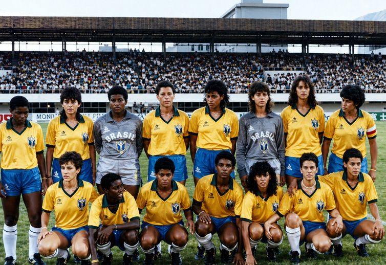 Acervo Museu do Futebol/Divulgação China. FOTO DE ARQUIVO - Jogadoras da Seleção brasileira de Futebol Feminino de 1988 posada. Em pé: Pelezinha, Suzana, Lica, Flordelis, Suzy, Simone, Elane e Fia. Agachadas: Russa, Roseli, Fanta, Michael Jackson, Marcinha, Sandra e Sissi.. Foto: Acervo Museu do Futebol/Divulgação