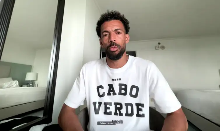Telesur/TV Brasil/Reprodução Entrevista do jogador de futebol e goleiro de Cabo Verde, Vozinha, a Telesur e à TV Brasil. Frame: Telesur/TV Brasil/Reprodução