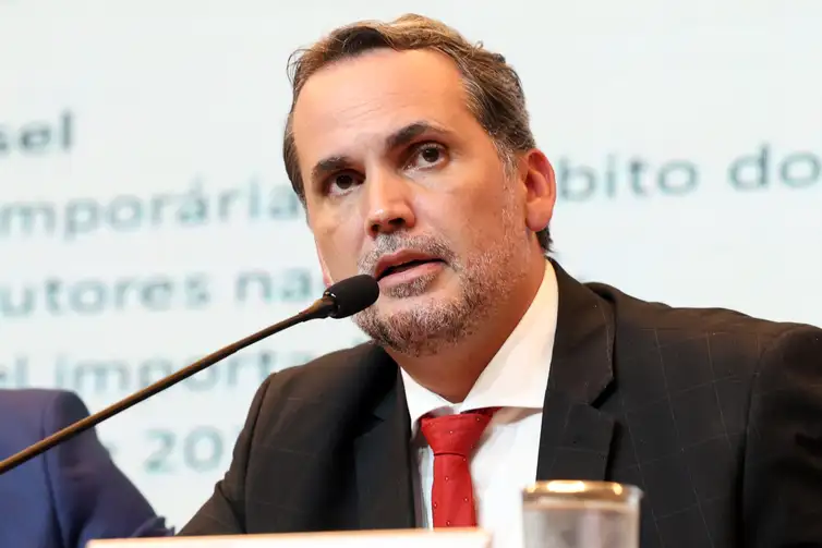Brasília (DF), 13/05/2026 - O ministro do Planejamento e Orçamento, Bruno Moretti, fala durante coletiva para anunciar novas ações de enfrentamento aos efeitos da guerra sobre o setor de combustíveis no Brasil. Foto: Valter Campanato/Agência Brasil