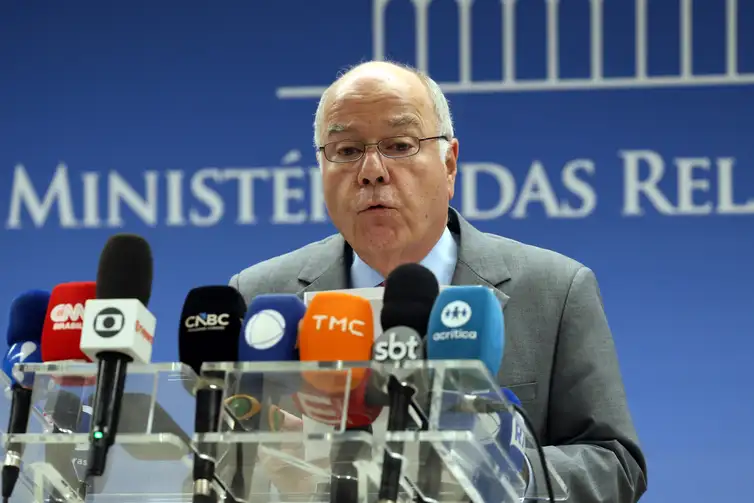 Valter Campanato/Agência Brasil Brasília (DF), 14/07/2026 - Ministro das Relações Exteriores, Mauro Vieira, fala durante declaração à imprensa a respeito do recente anúncio do USTR de imposição de tarifas contra produtos brasileiros, na sala de coletivas do Palácio Itamaraty. Foto: Valter Campanato/Agência Brasil