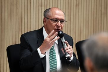 Valter Campanato/Agência Brasil Brasília (DF), 14/07/2026 - Ministro do Desenvolvimento, Indústria, Comércio e Serviços (MDIC), Geraldo Alckmin, fala durante declaração à imprensa a respeito do recente anúncio do USTR de imposição de tarifas contra produtos brasileiros, na sala de coletivas do Palácio Itamaraty. Foto: Valter Campanato/Agência Brasil