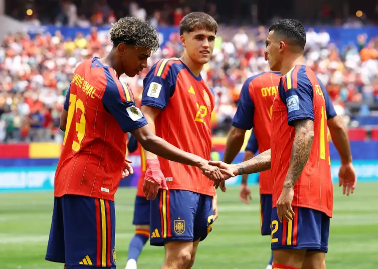 Soccer Football - FIFA World Cup 2026 - Round of 32 - Spain v Austria - Los Angeles Stadium, Inglewood, California, U.S. - July 2, 2026 Spain's Pedro Porro celebrates scoring their second goal with Lamine Yamal and Pau Cubarsi REUTERS/Lisi Niesner