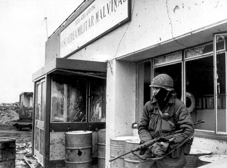 Reuters/Eduardo Farre/Arquivo/Proibida reprodução An Argentinian army soldier stands guard at an air base in Puerto Argentino during the Falkland War (Guerra de Las Malvinas) between Argentina and Britain, May 1982. Some 1,000 people died during the war that began with Argentina's invasion of the disputed islands on April 2, 1982, and ended with their expulsion by British forces on June 14, 1982. REUTERS/Eduardo Farre (FALKLANDS ISLANDS)