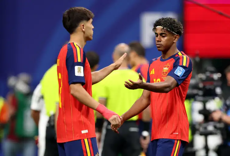 Reuters/BRETT DAVIS/Arquivo/Proibida reprodução Soccer Football - FIFA World Cup 2026 - Group H - Spain v Saudi Arabia - Atlanta Stadium, Atlanta, Georgia, U.S. - June 21, 2026 Spain's Lamine Yamal and Pau Cubarsi before the match IMAGN IMAGES via Reuters/Brett Davis